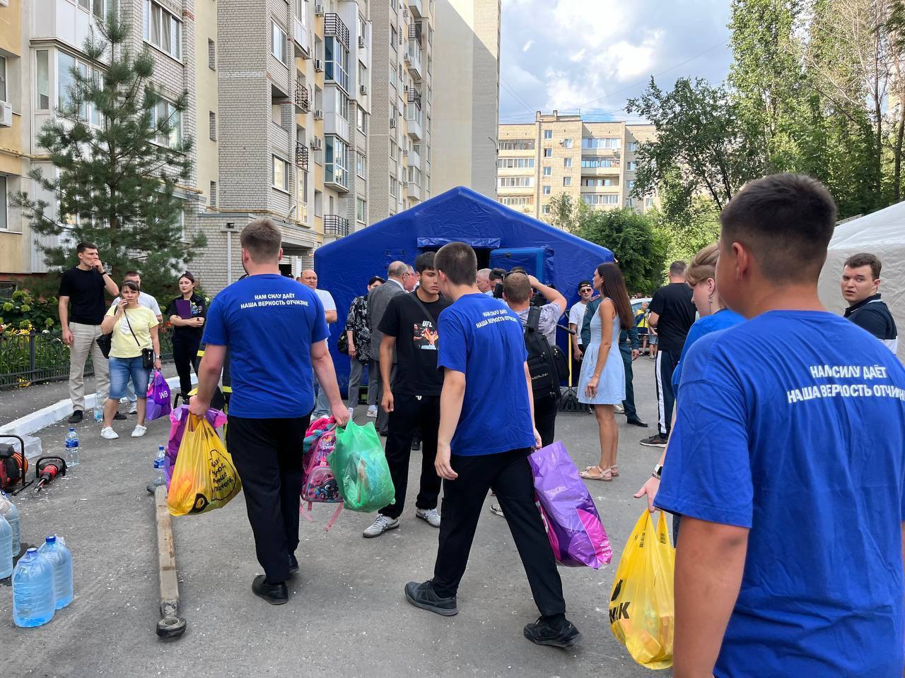 активисты «единой россии» и «молодой гвардии» помогают пострадавшим в результате обрушения многоквартирного дома в саратове  картинки мгер