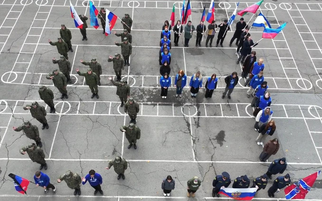 в иркутске «молодая гвардия» организовала флешмоб и патриотическое мероприятие ко дню воссоединения лнр, днр, херсонской и запорожской областей с россией картинки мгер
