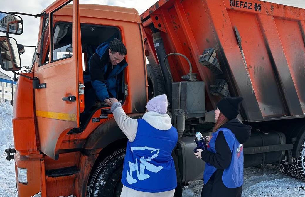 «единая россия» и «молодая гвардия» организовали раздачу горячего чая для дорожных рабочих, которые трудятся в сложных погодных условиях картинки мгер