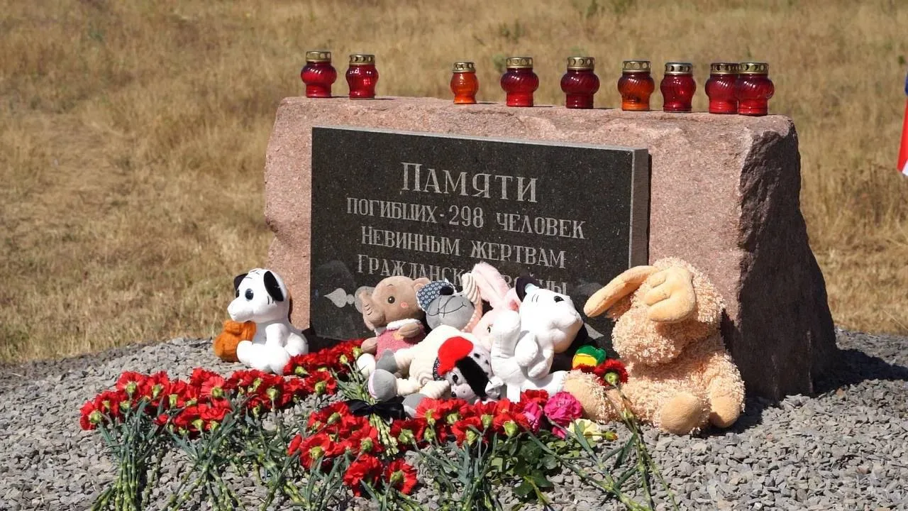 В ДНР молодогвардейцы почтили память жертв трагедии Малайзийского боинга