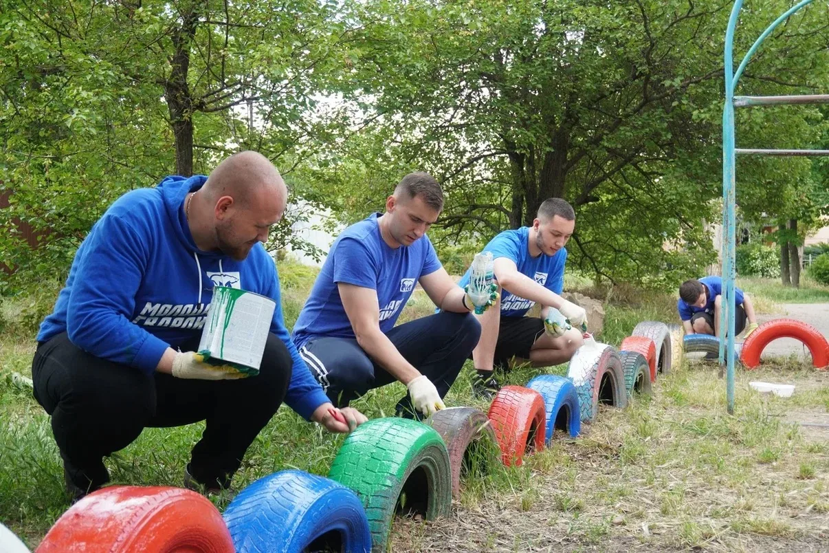 «Молодая Гвардия» привела в порядок детскую площадку в Луганске