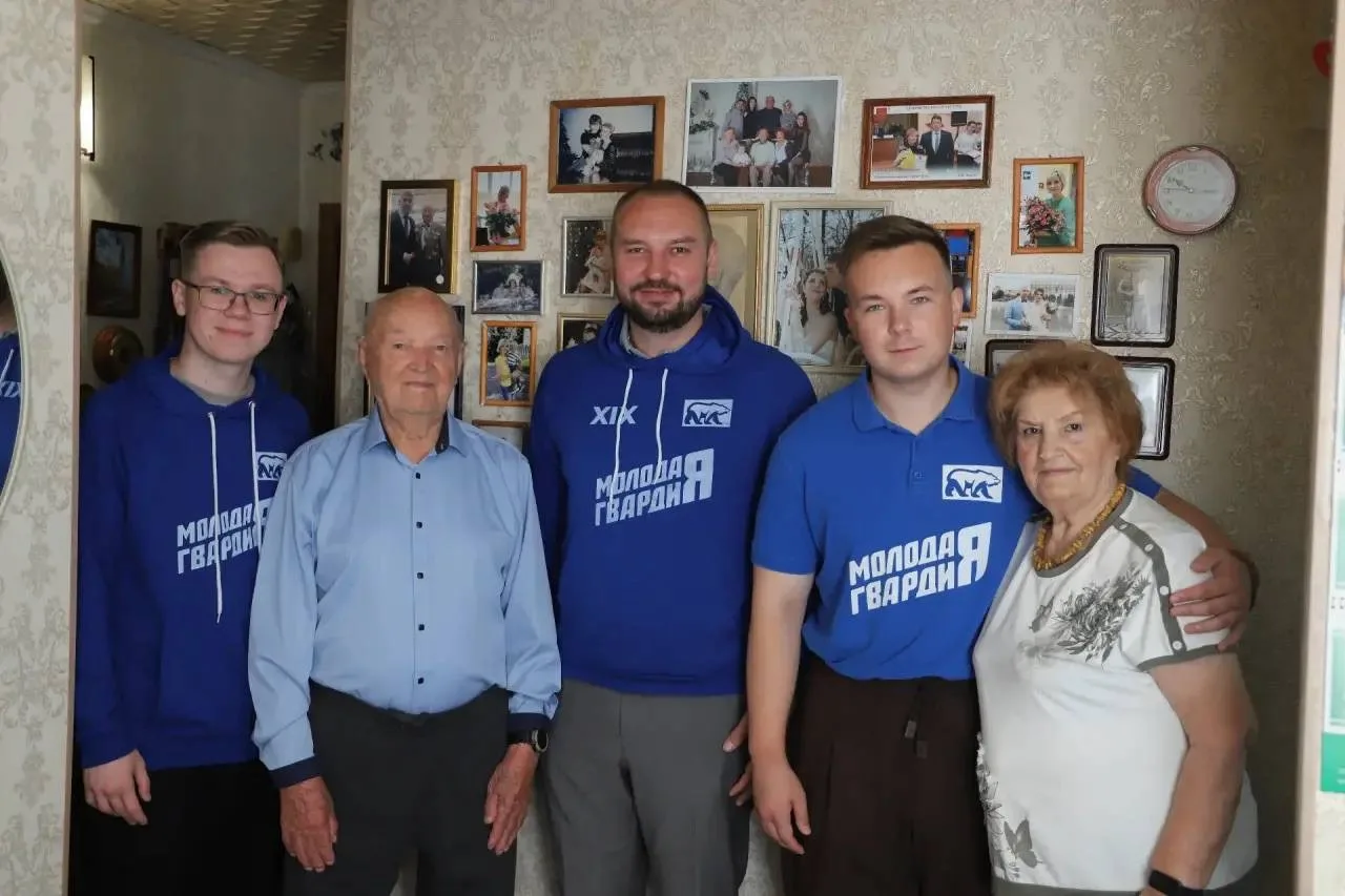 Молодогвардейцы Тулы поздравили 100-летнего ветерана Владимира Петровича Лаврова с годовщиной Победы в Курской битве