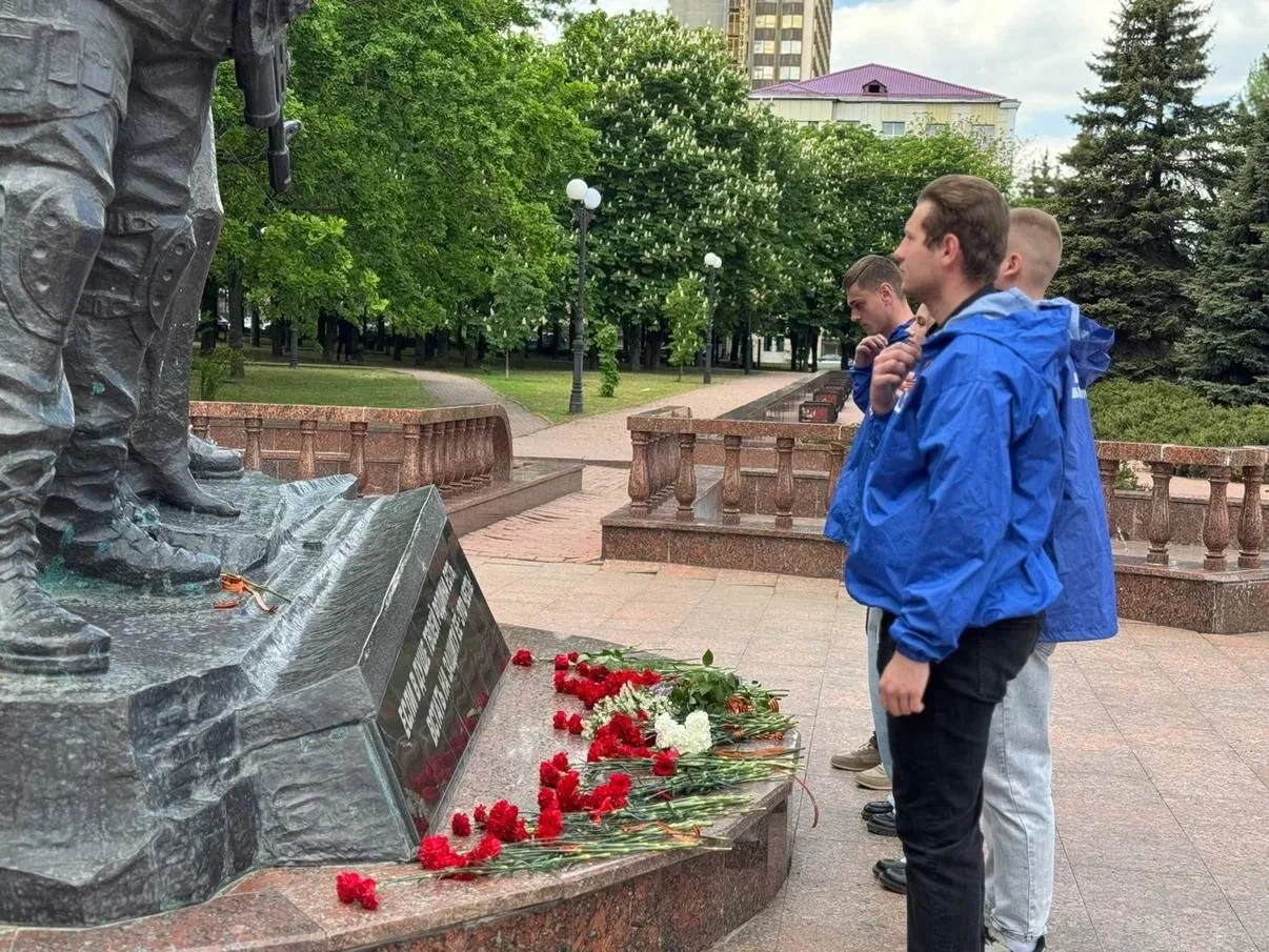В День ЛНР молодогвардейцы Луганска возложили цветы к мемориалу «Они отстояли Родину»