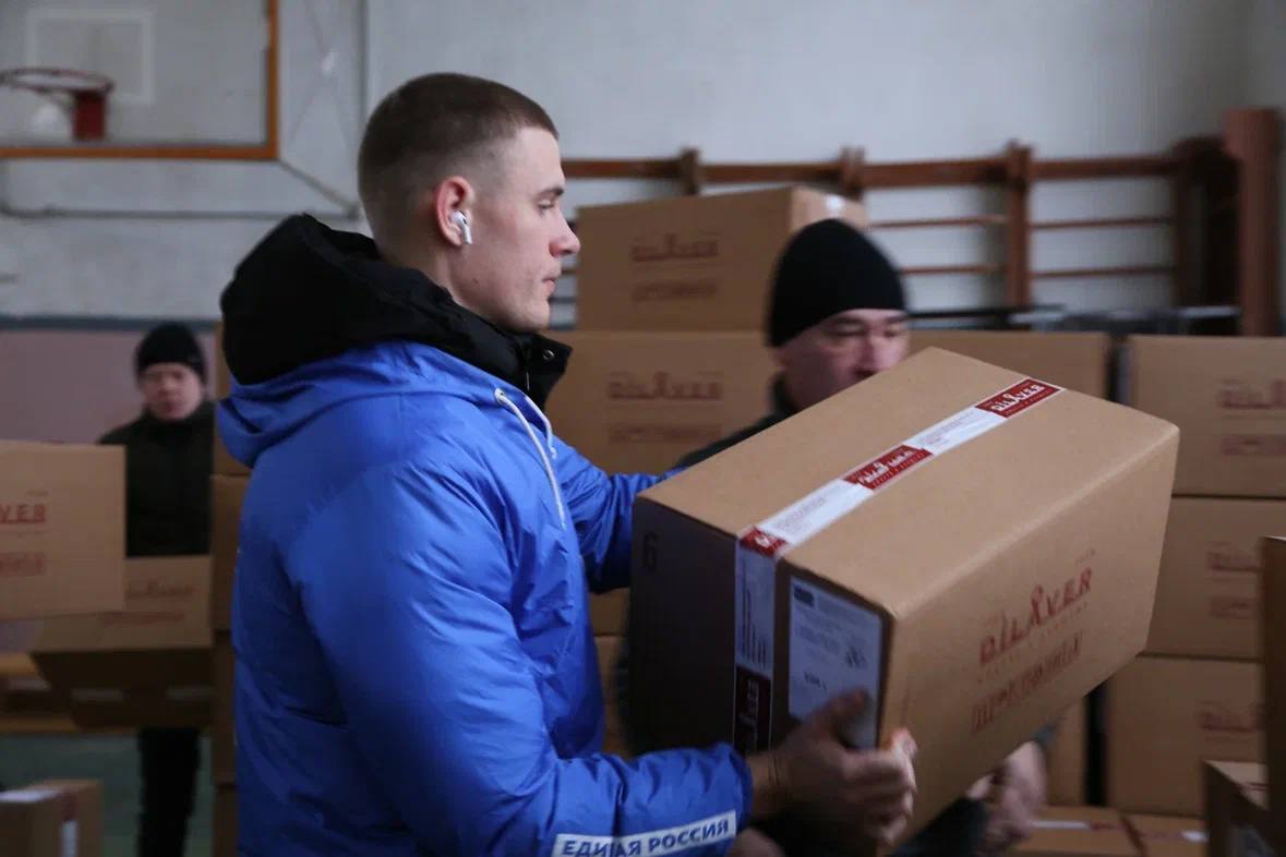 активисты «молодой гвардии единой россии» из сахалинской области подарили 5730 новогодних подарков детям из донецкой народной республики картинки мгер